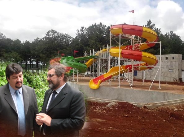 El exgobernador se llevó “la trucha de platino” por el Parque Acuático que inauguró y se&nbsp;inunda