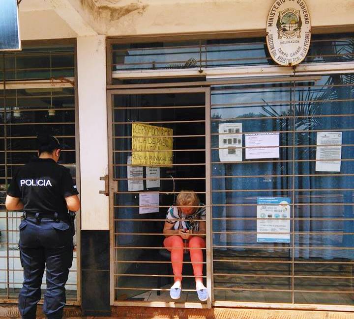 Dueña del local del Registro se encadenó reclamando los 11 meses de alquiler que le debe el gobierno&nbsp;provincial