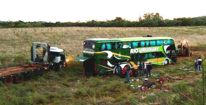 «Venía a 80 k/h»: Desmienten exceso de velocidad, el chofer dijo que intentó cruzar un camión y pegó «el&nbsp;volantazo»