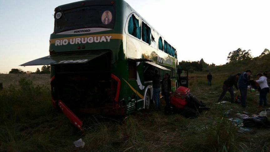 Micro con alumnos misioneros se accidentó en Brasil, entre ellos del Amadeo Bompland y la&nbsp;Epet