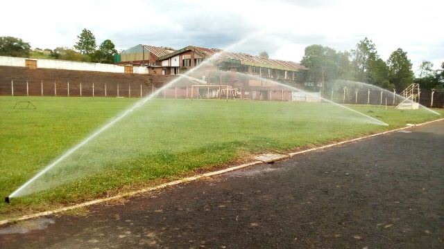 Realizan tratamiento en el campo de juego del polideportivo Ian&nbsp;Barney