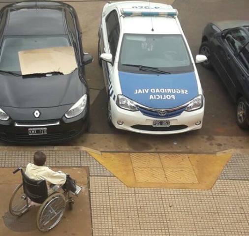 Fotografían patrulla estacionada obstaculizando la rampa para&nbsp;discapacitados