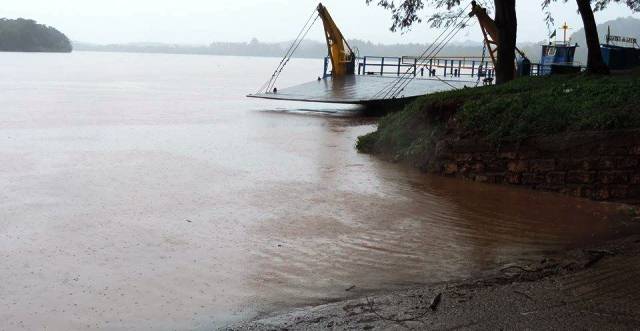 Preocupa la bajante del río Uruguay, en San Javier: «una balsa que lleva 6 camiones, ahora solo pasa con&nbsp;2»