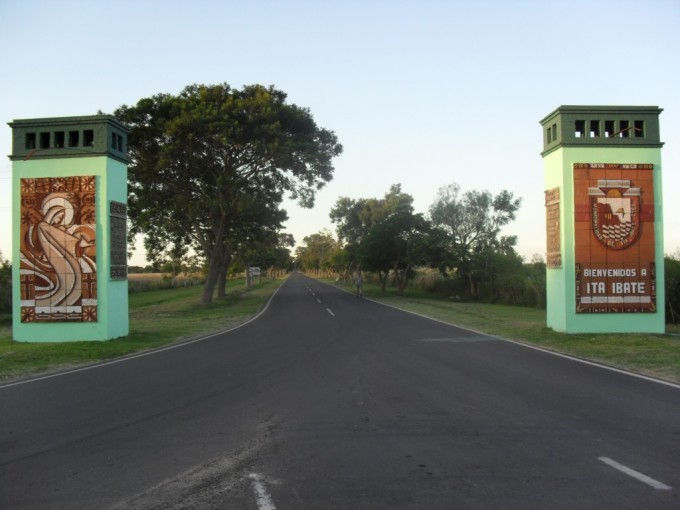 Motochorros robaron a un intendente en el semáforo y éste aceleró chocando a una&nbsp;camioneta