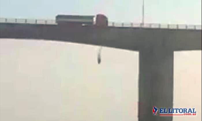 Aseguran que podría ser «basura o tierra» lo que cae del puente General&nbsp;Belgrano