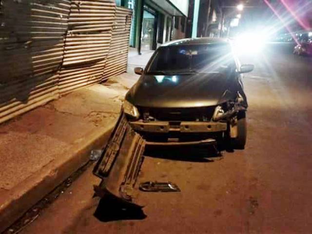 Le chocaron el auto estacionado en avenida Libertad y se dieron a la&nbsp;fuga