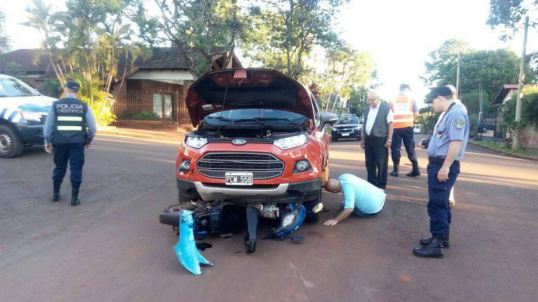 Motocicleta quedó debajo de un auto en barrio Loma Porá, dos&nbsp;hospitalizados