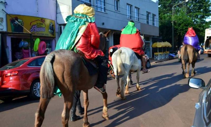 Más de un centenar de niños festejaron la llegada de Los Reyes Magos en ...