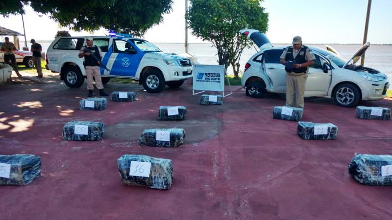 Narco intentó impactar contra un móvil policial, perdió el control y quedó en un&nbsp;zanjón