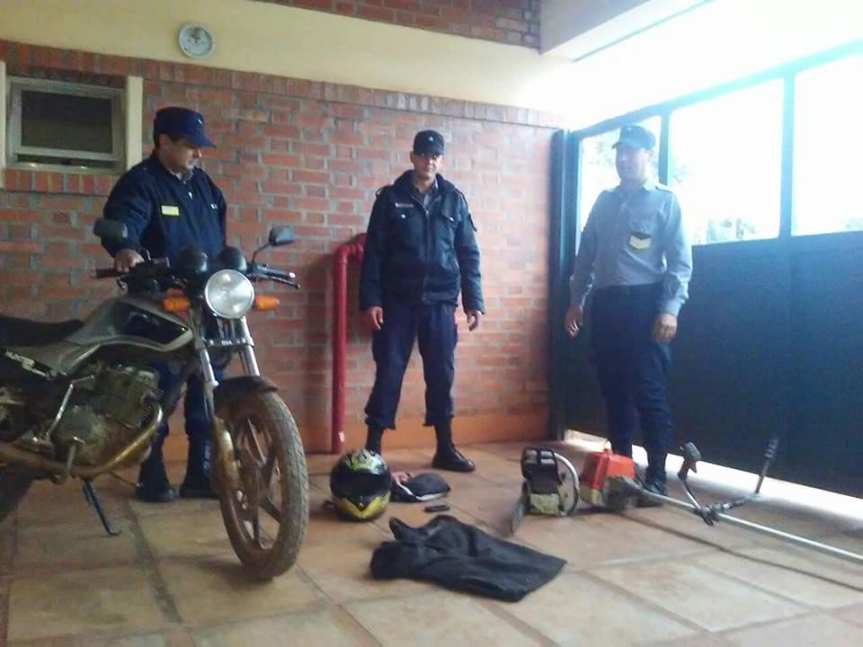 Motociclista vio a la policía y arrojó la moto, una motosierra, una desmalezadora y se internó en el&nbsp;monte
