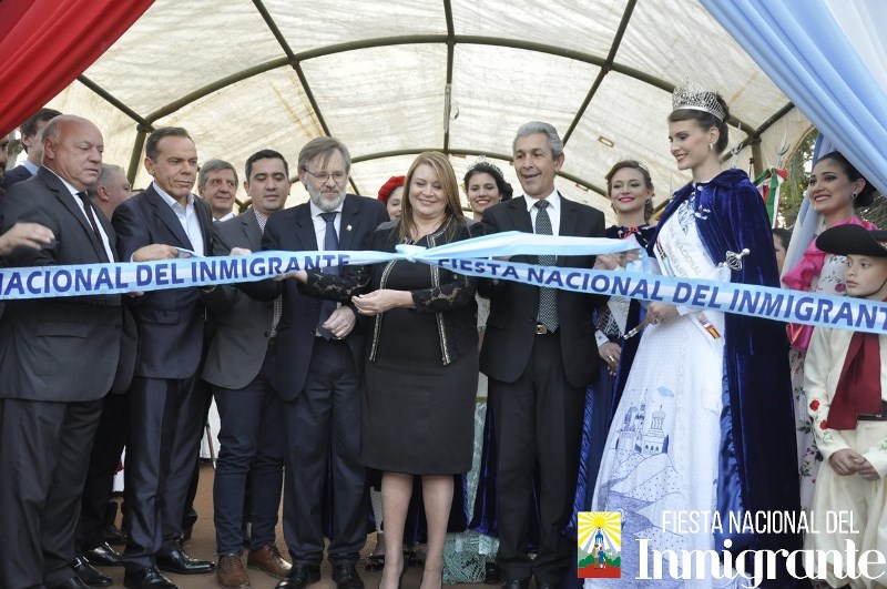 Aquino entregó el subsidio provincial de $2.400.000 a Federación de&nbsp;Colectividades