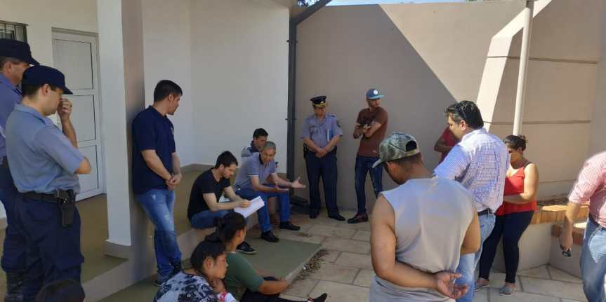 Fernández se reunió con familias que usurparon tierras privadas y les advirtió que deberán&nbsp;abandonarlas