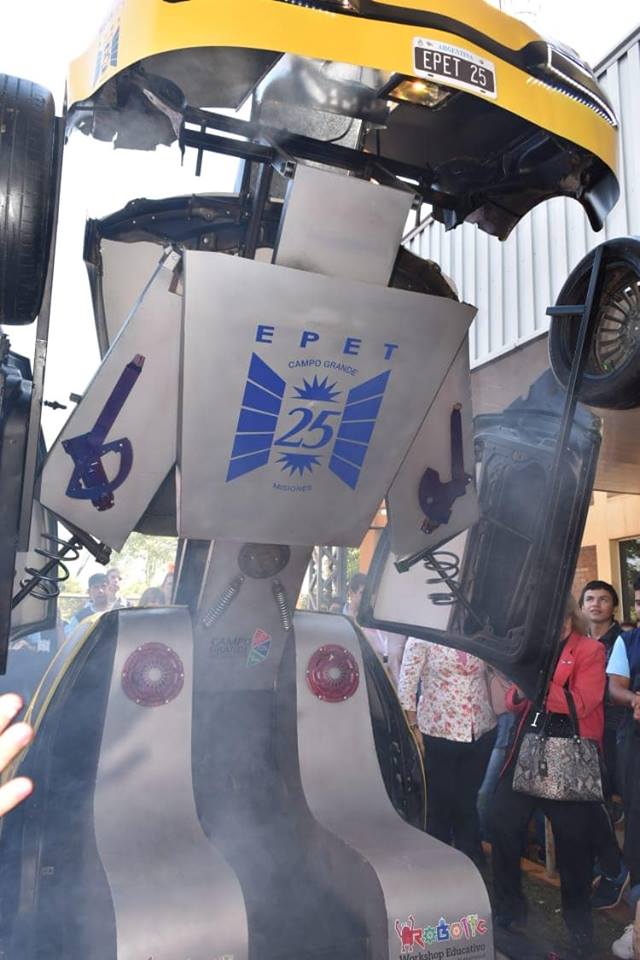 Alumnos de la EPET 25 presentaron su auto&nbsp;«Transformer»