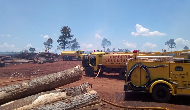 Siete dotaciones de bomberos apagaron incendio en un teal y parte de un&nbsp;aserradero