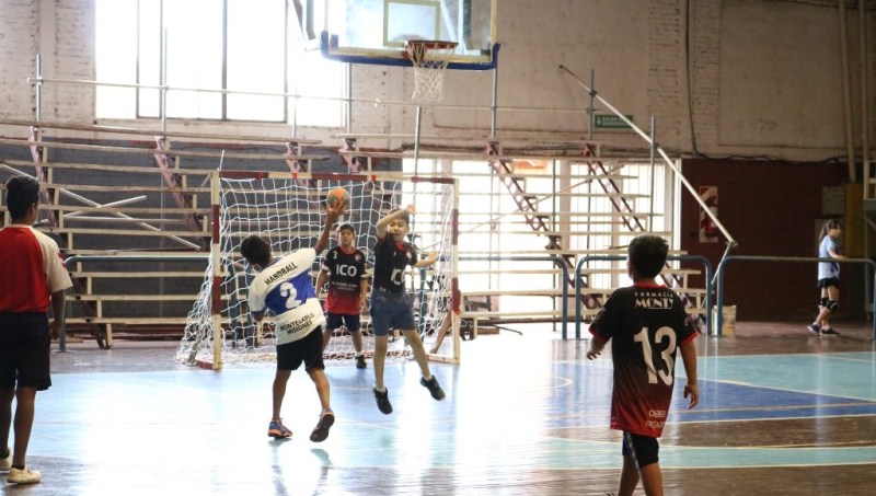 Entregaron pelotas de fútbol y elementos deportivos para cada&nbsp;barrio