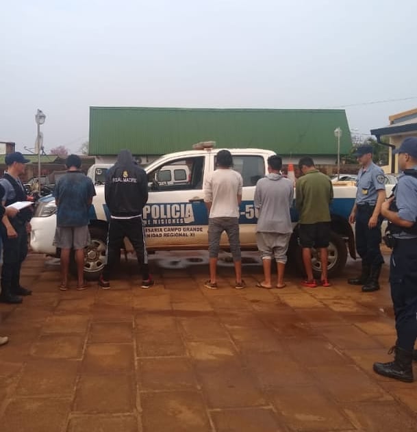 4 jóvenes y 1 menor apedrearon una vivienda y rompieron vidrios en puertas y&nbsp;ventanas