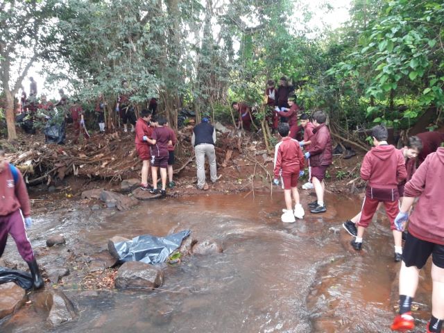 La Municipalidad y alumnos del Emanuel limpiaron parte del Arroyo&nbsp;Mbotaby