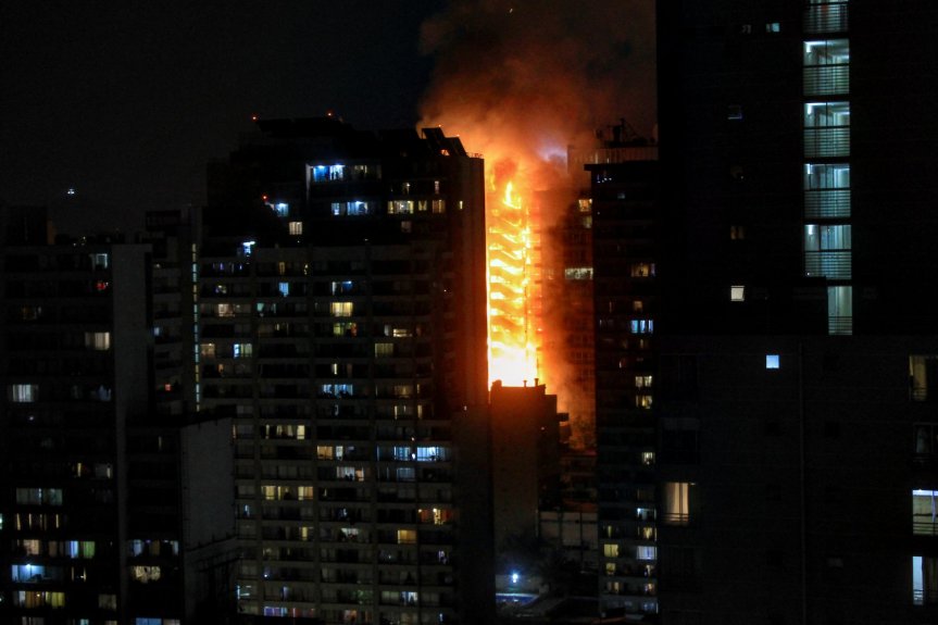 Incendiaron edificio de la empresa de energía eléctrica en Santiago de Chile por la suba en la tarifa del&nbsp;metro