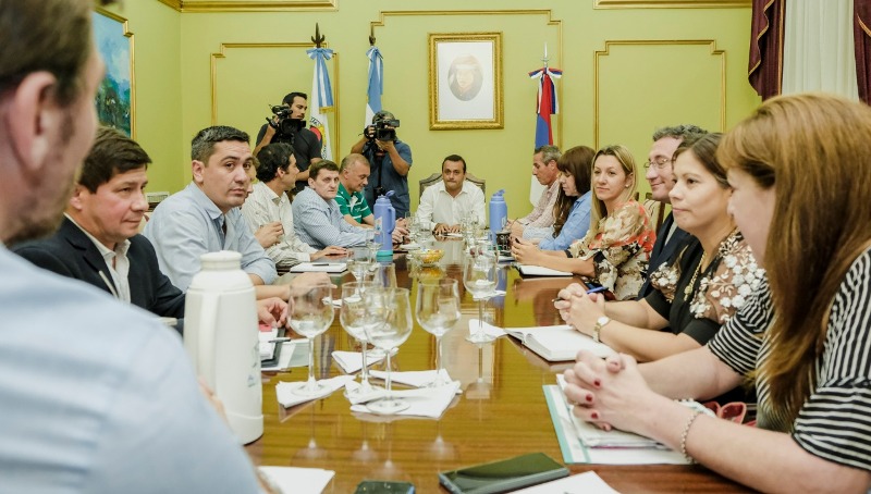 Ahuad en la primera reunión de gabinete: «el que no labura se&nbsp;va»