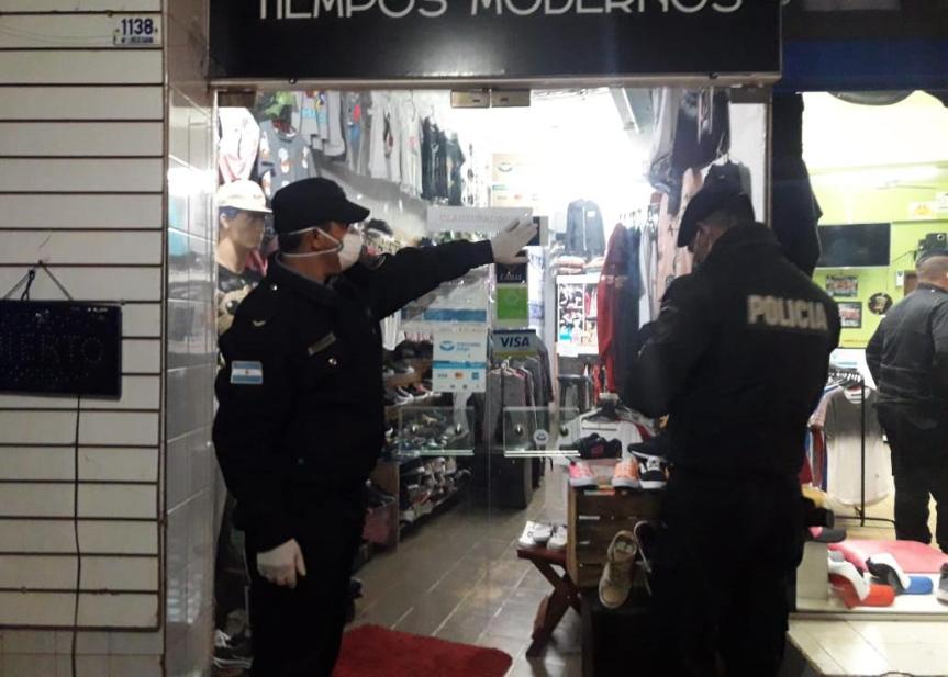 En 12 horas la Policía clausuró 15 comercios no incluidos en los rubros&nbsp;habilitados
