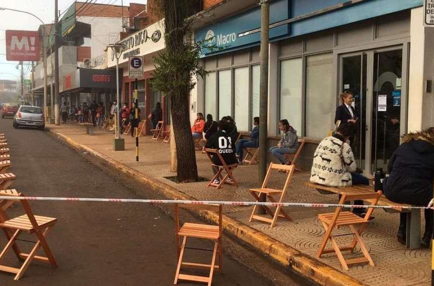 Colocaron sillas frente a los bancos de Puerto Rico y&nbsp;Eldorado