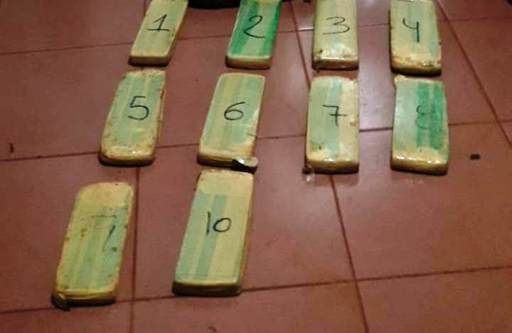 Motonarco arrojó una mochila con 10 panes de marihuana y&nbsp;huyó