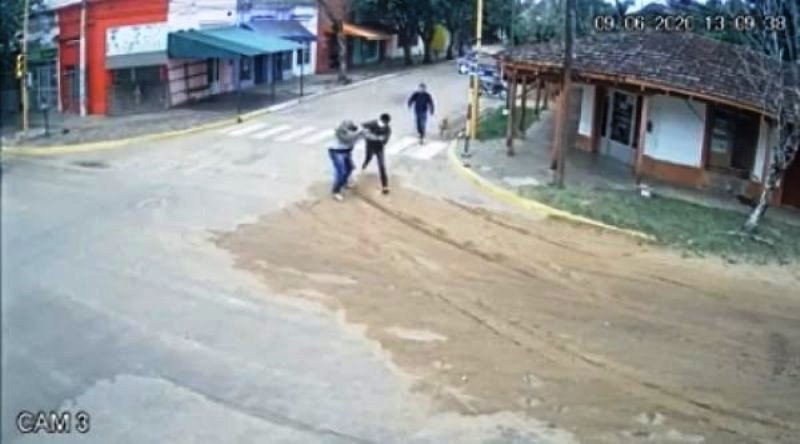 Intendente le robó el celular porque lo filmó descargando mercadería de Nación en la casa de un&nbsp;familiar