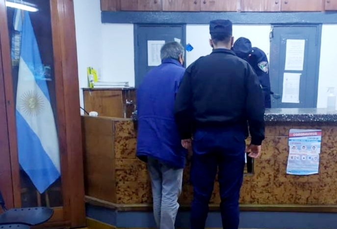 Entró a un taller, dañó autos en reparación y atacó al&nbsp;mecánico