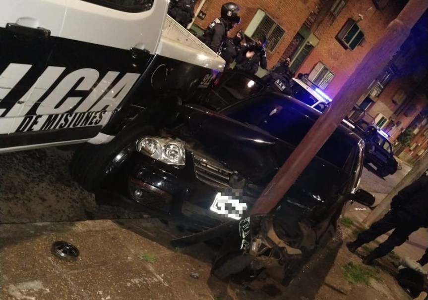 Cruzaron semáforos en rojo, chocaron móviles policiales y terminaron contra un&nbsp;poste