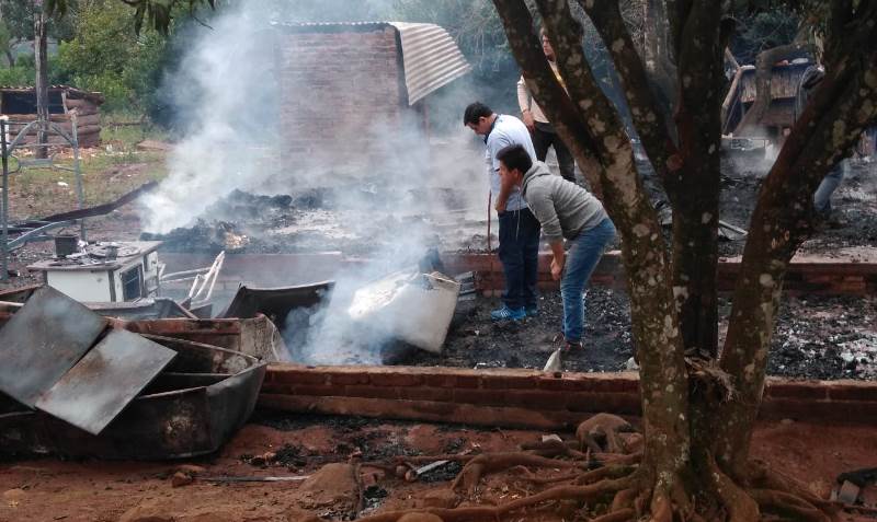 Policías y bomberos voluntarios extinguieron las llamas de una&nbsp;vivienda