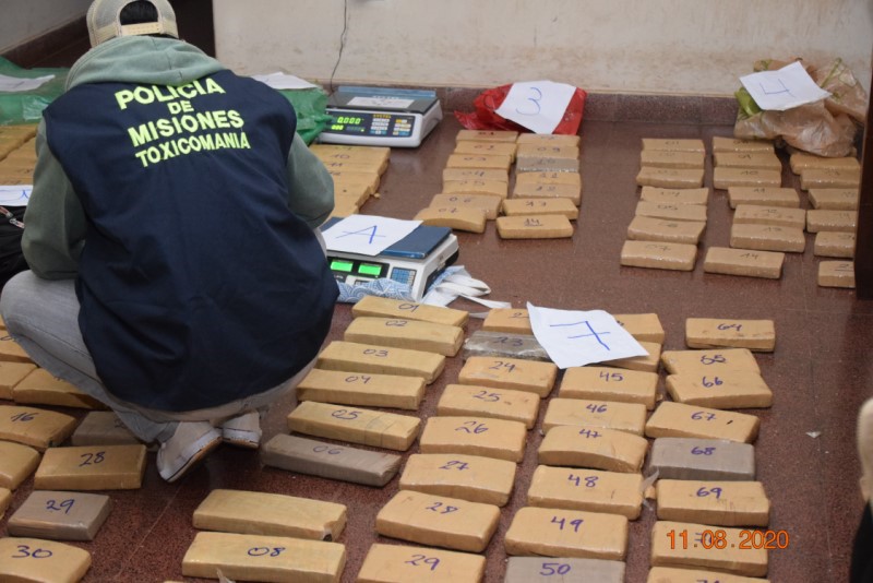 Tras una persecución, narcos abandonaron un remis con casi 200 kilos de&nbsp;marihuana