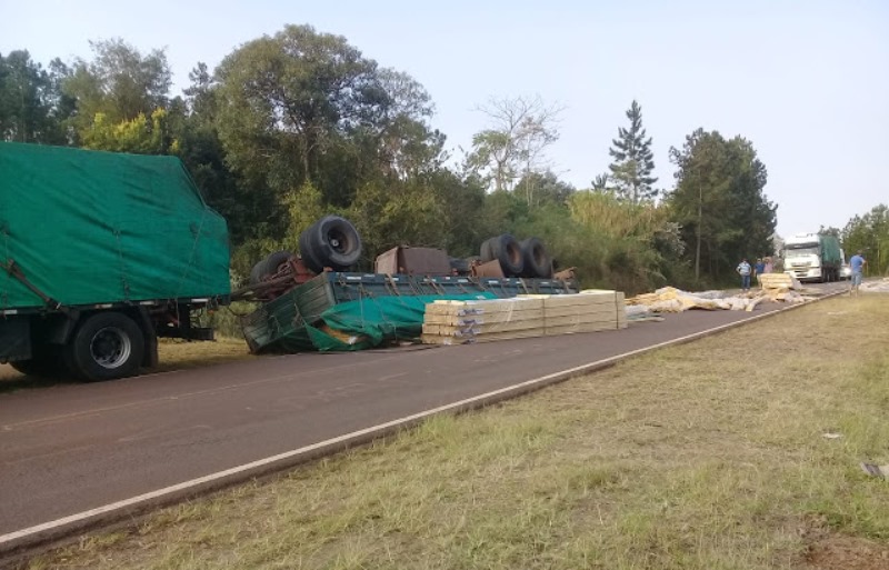 Camión volcó su carga de machimbres en la Ruta&nbsp;11