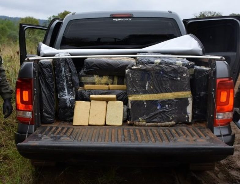 Narcos evadieron control llevando una tonelada de marihuana, uno escapó&nbsp;corriendo