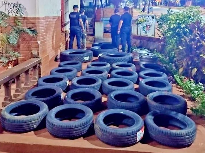 Incautaron 146 neumáticos de contrabando transportados en una camioneta con chapa patente&nbsp;apócrifa
