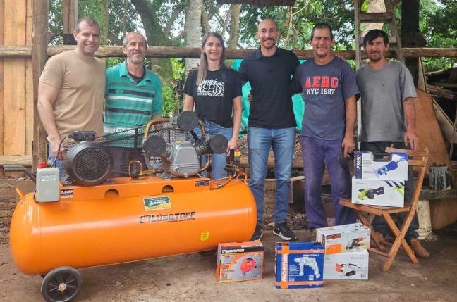 Hassan entregó herramientas a los carpinteros Trzcinski tras el&nbsp;incendio