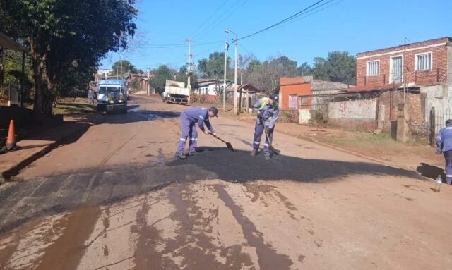 Realizan bacheos y entoscados en barrios de&nbsp;Oberá