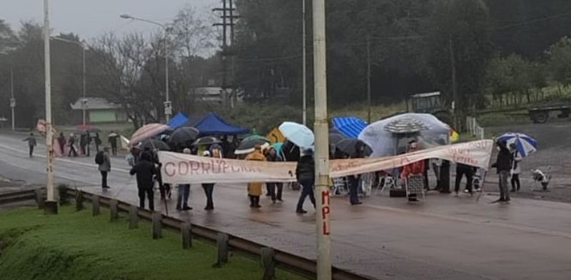 MPL y Polo Obrero cortan la ruta 12 reclamando mejores&nbsp;salarios