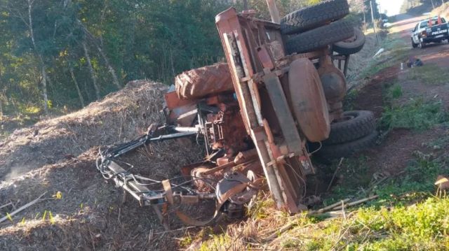 Volcó un camión que transportaba un tractor sobre la Ruta&nbsp;12