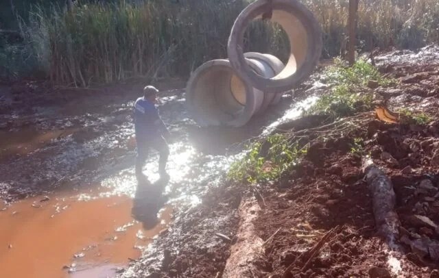 Colocan tubos en calle Estados&nbsp;Unidos
