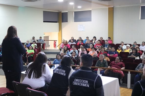 Adultos mayores participaron de una capacitación para prevenir estafas&nbsp;virtuales