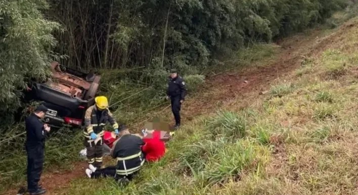 Dos mujeres hospitalizadas tras un despiste y vuelco sobre Ruta&nbsp;12