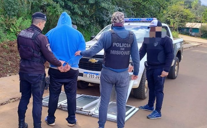 Robó ventanas de una iglesia e intentó venderlas: cayó en avenida&nbsp;Guayaba