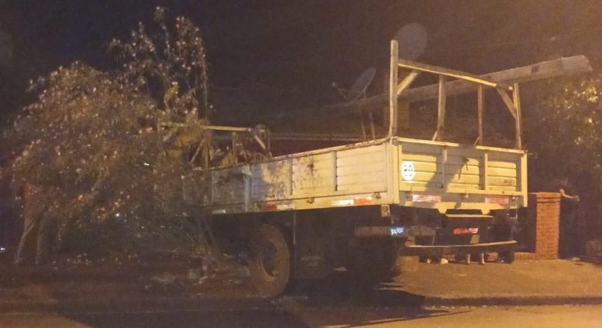 Un camión sin frenos se incrustó en una&nbsp;vivienda