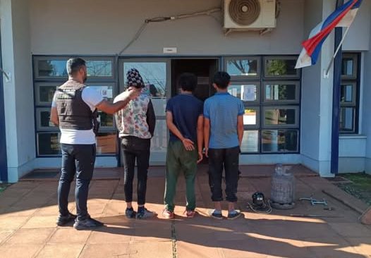 Tres hermanos detenidos por asaltar a su propio&nbsp;vecino