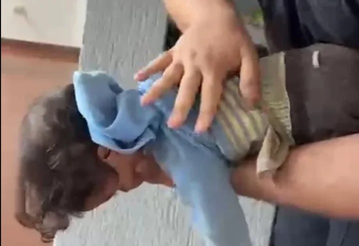 Llegó con su bebé que no respiraba: policías le salvaron la&nbsp;vida