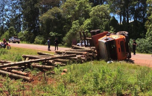 Viejo camión cargado con troncos en la ruta&nbsp;14
