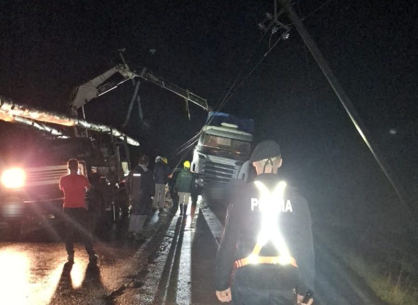 Camionero chocó contra un poste de alta tensión&nbsp;caído