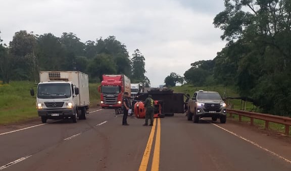 Volcó un tráiler sobre la ruta 12 y el tránsito quedó&nbsp;interrumpido