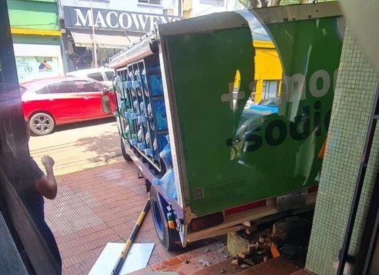 Camión sin frenos en Oberá terminó contra una&nbsp;pared