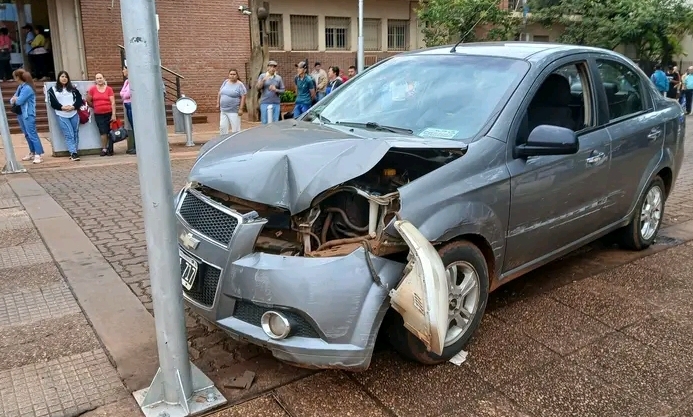Conductor impactó contra el semáforo en el&nbsp;centro
